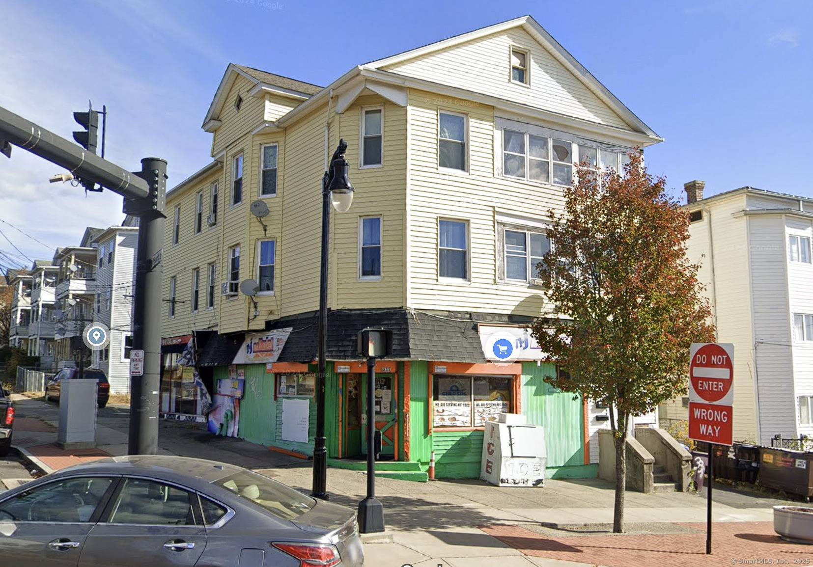 INVESTOR ALERT ! Prime mixed use, 4 unit building in a high traffic location.