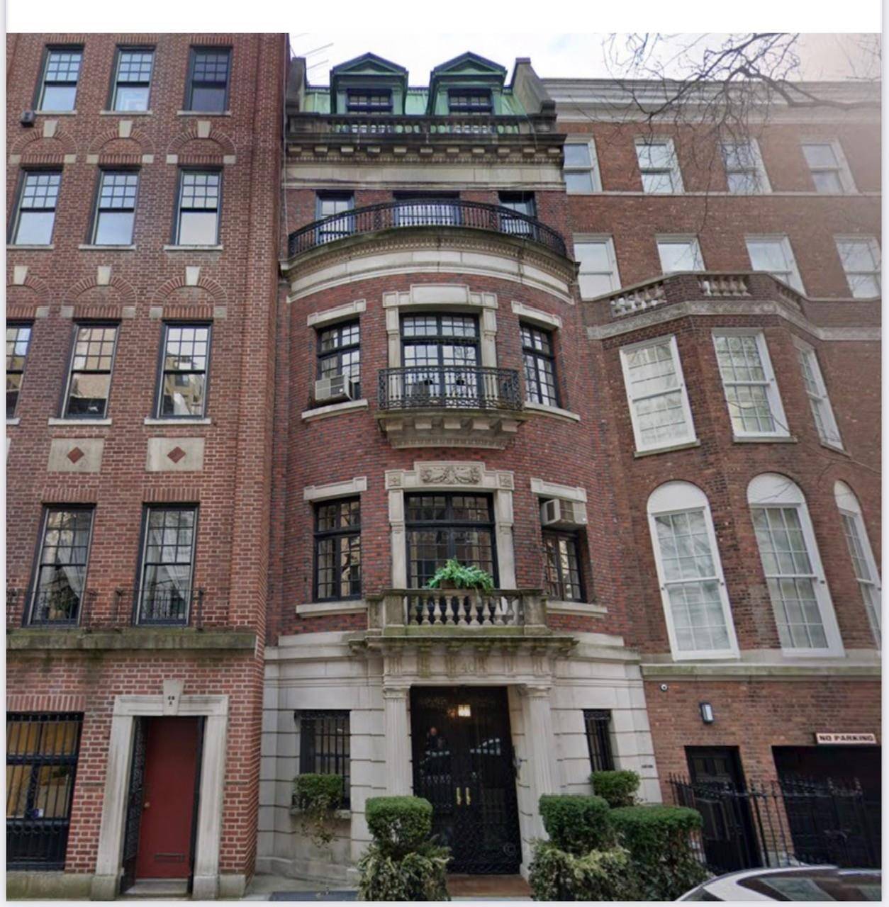 NEW TO MARKET ! ! AN ELEGANT, STUNNING TOWNHOUSE APARTMENT Welcome to 40 East 74th street, apt 2R, a stunning upper Eastside townhouse apartment boasting 1 bed, 2 baths amp ...