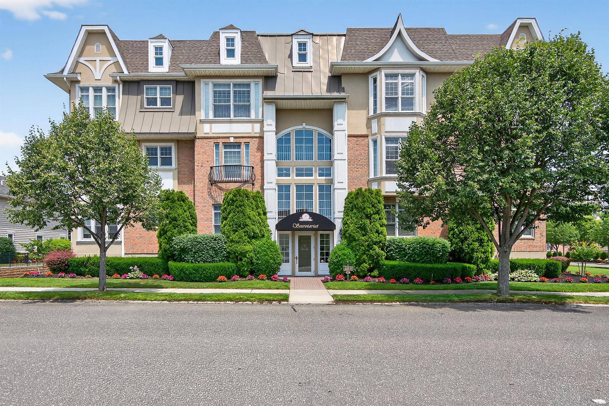 Meadowbrook Pointe Resort Living Can be Yours with this Rental !