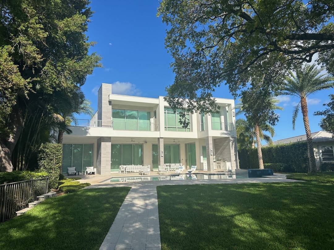 Located directly on the East side of the Intracoastal Waterway with no fixed bridges and in a unique No Wake Zone between Donald Ross Road and PGA Blvd.