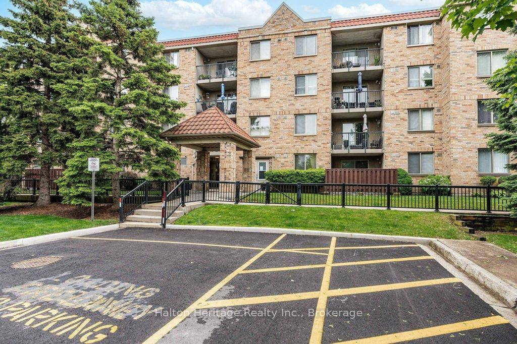 Welcome to this bright and spacious 1 bed, 1 bath condo in the very desirable Walkers Square Community !