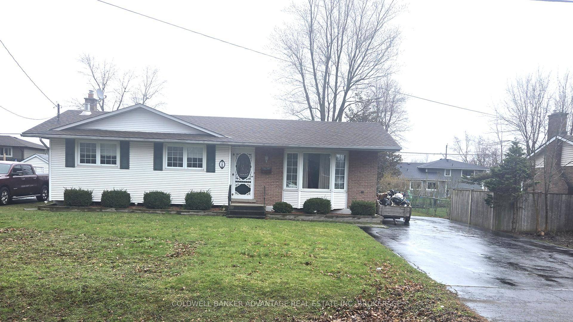 Welcome to 748 Parkdale Avenue, right in the heart of Fort Erie's sought after Crescent Park neighbourhood !