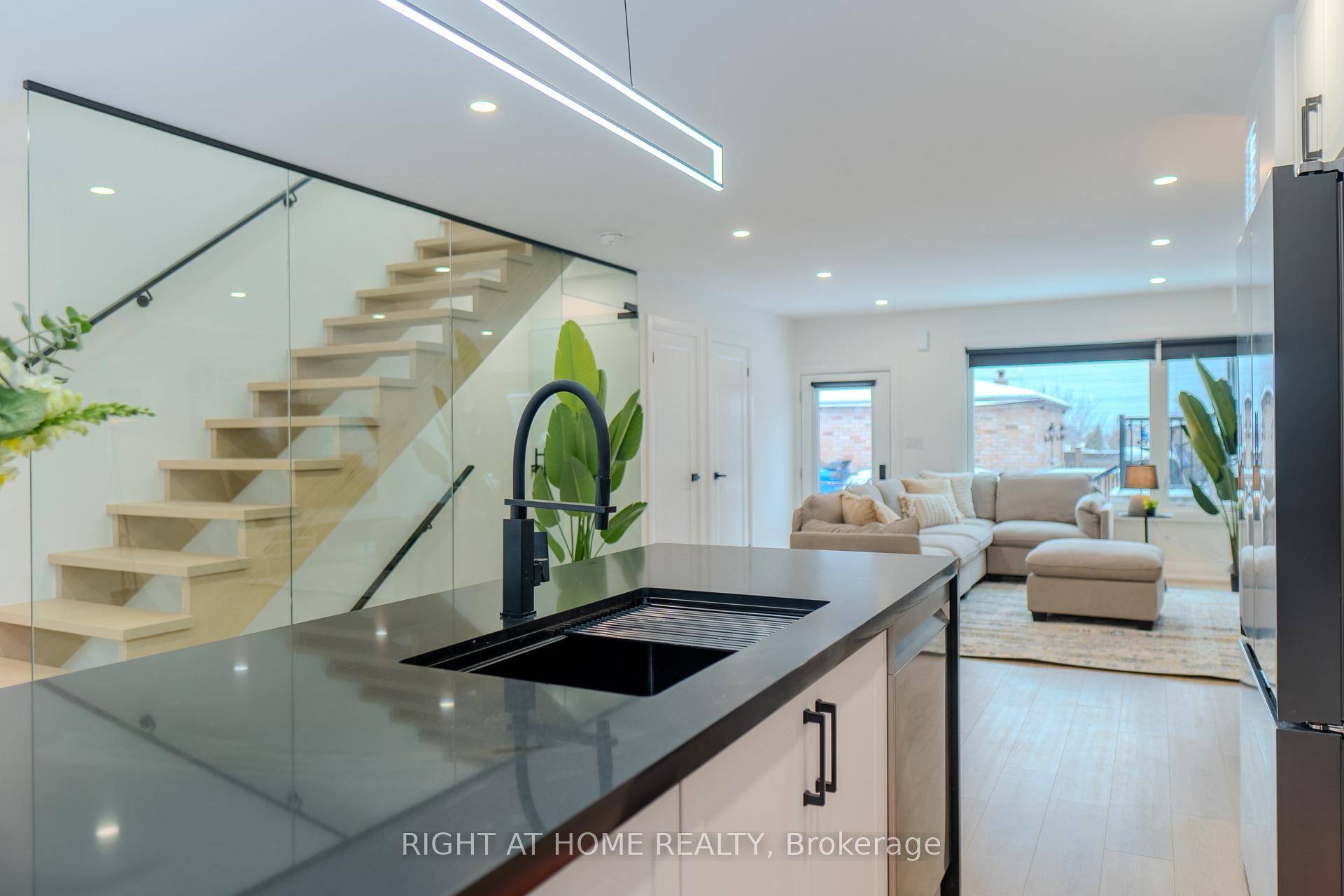 Brand NEW unit never lived in ALL INCLUSIVE FREE High Speed Fibre Internet Maintenance Free Available furnished Available short term and long term Welcome to this beautifully designed LANEWAY HOUSE ...