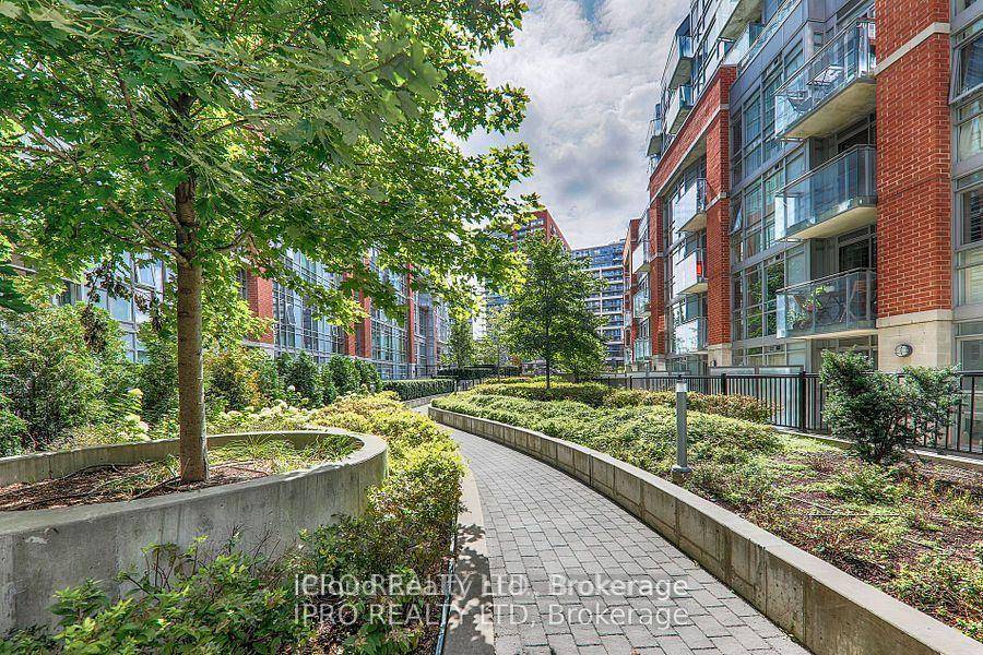 2 Bedroom Unit In Trendy Queen West !