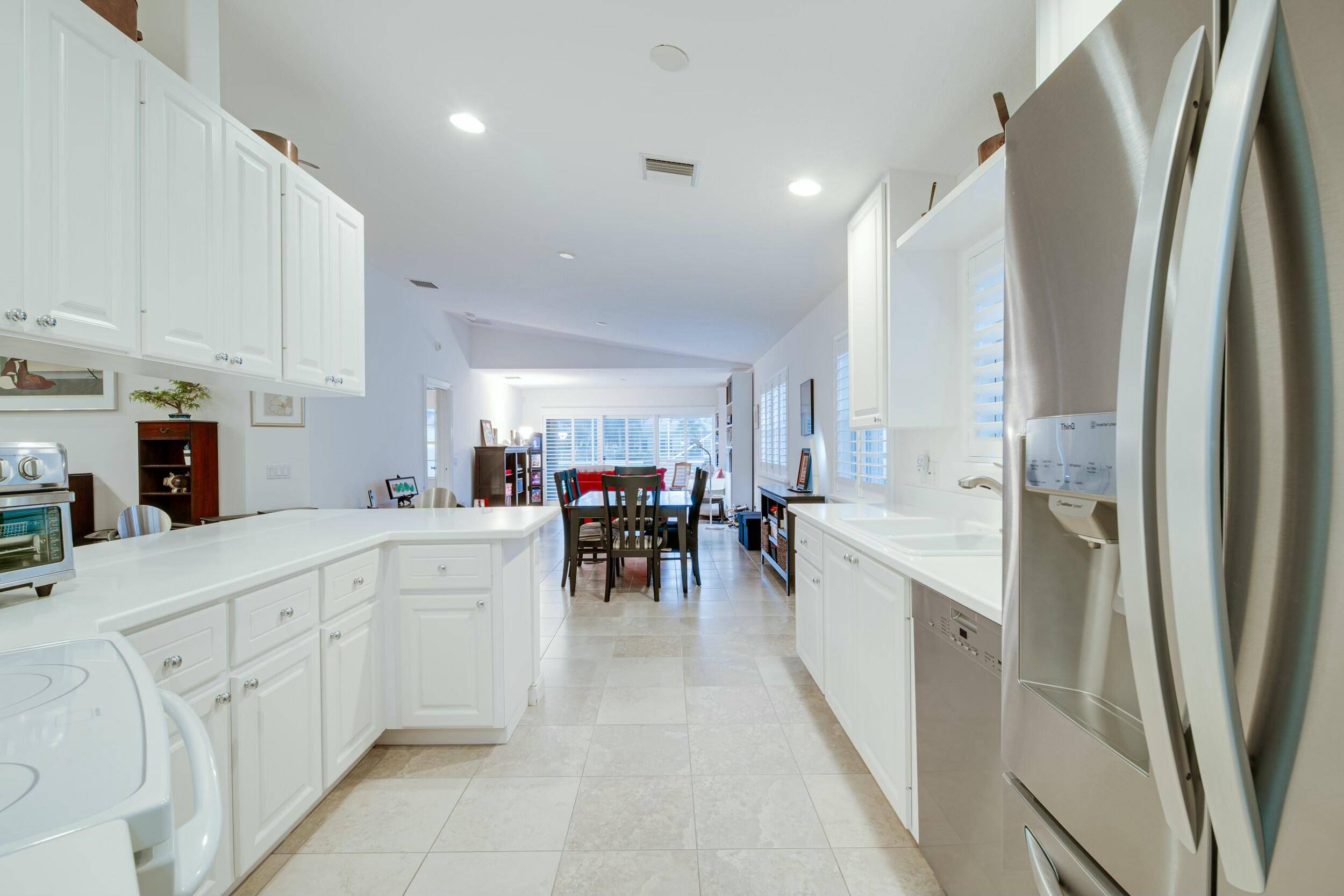 Discover this beautifully maintained Extended Capri model in the desirable VillageWalk community !