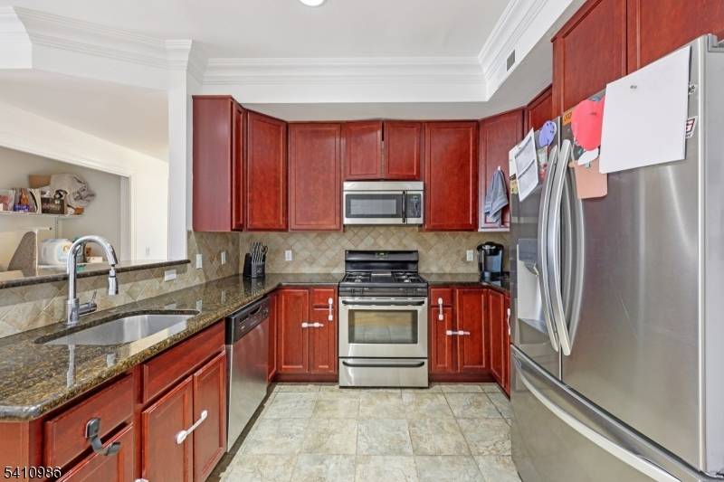 Welcome to Austin Villa Condominiums, ideally located in Newark's desirable South Broad Street neighborhood.