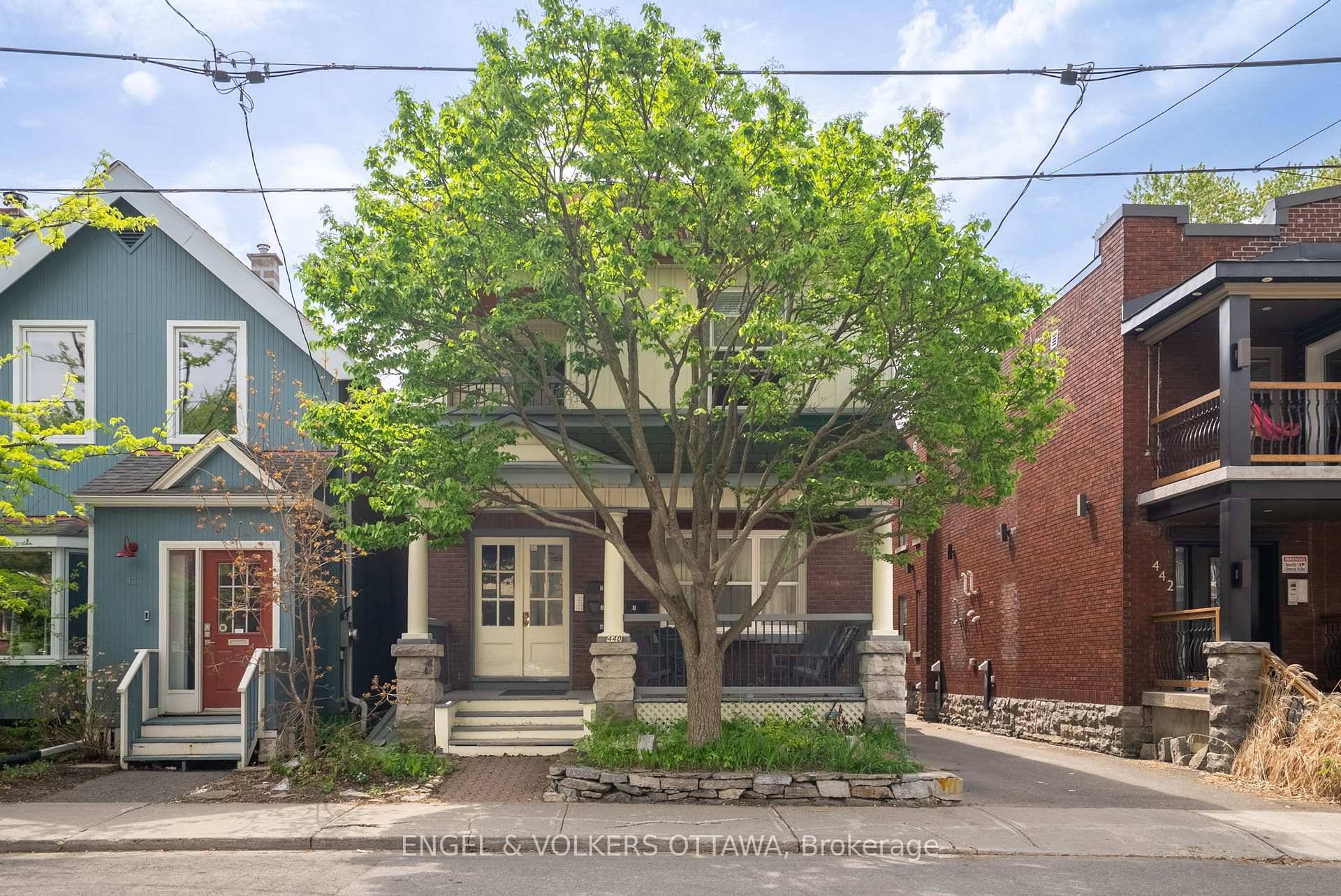 Live in the vibrant core of Centretown with this stylish 1 bedroom, 1 bathroom apartment that perfectly blends comfort and convenience ideal for those wanting to enjoy city living at ...