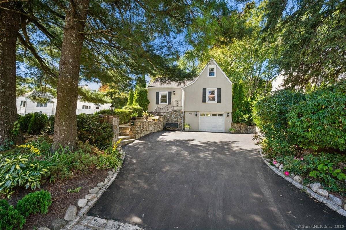 Nicely maintained home in immaculate condition.