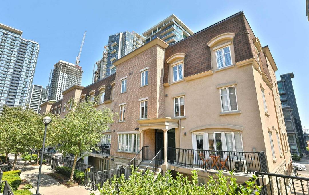 Experience vibrant urban living in the heart of Liberty Village !