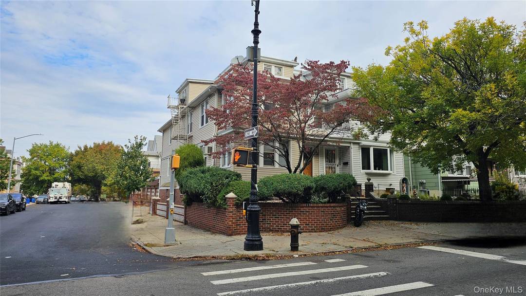 This well maintained three family home in Glendale offers strong rental income and long term earning power, making it an excellent addition to any portfolio.