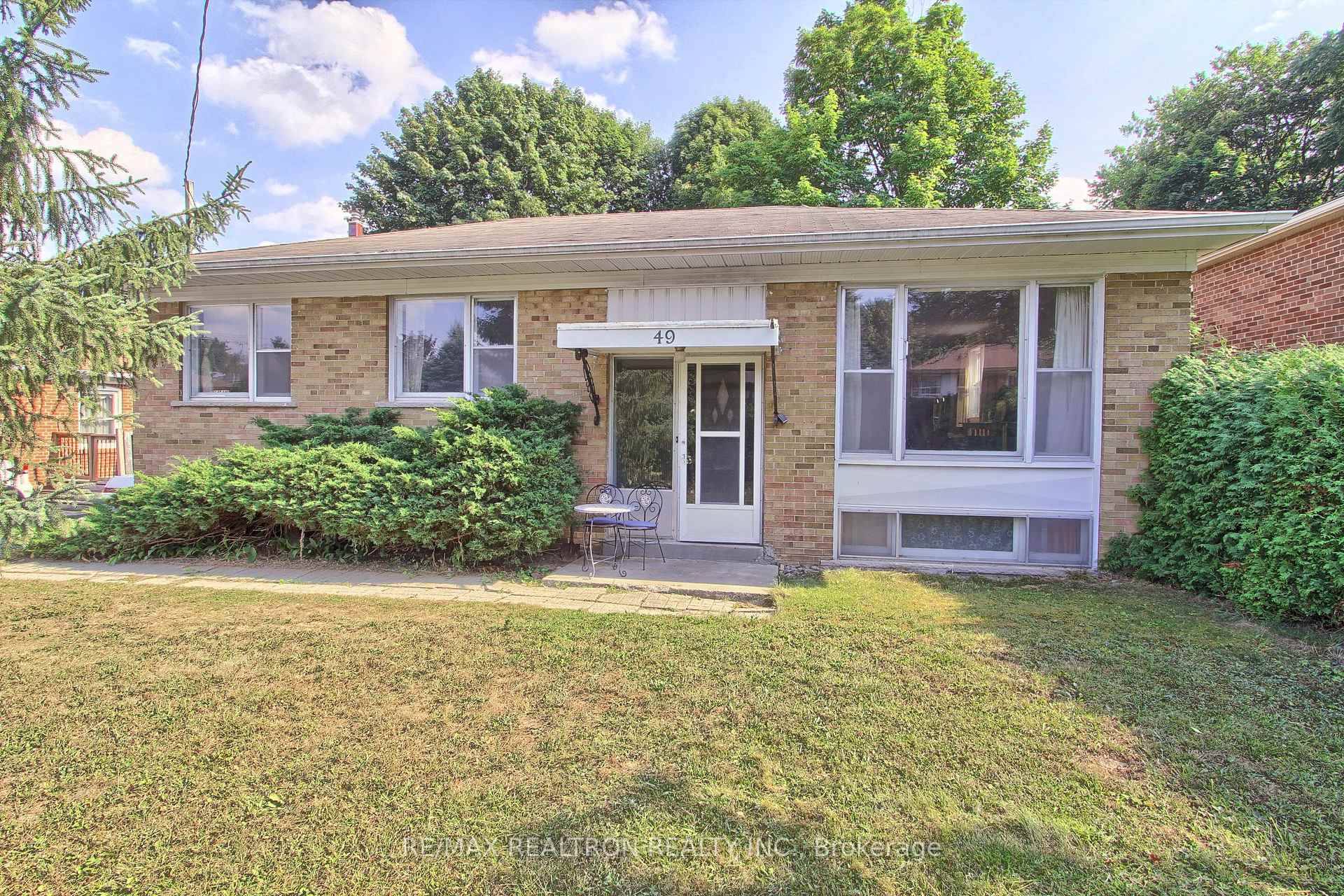 Don't miss this opportunity to own this great family bungalow in a prime Newmarket location, walking distance to shops, parks, and schools !