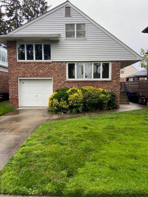 DETACHED CUSTOM BUILT LARGE 4 BEDROOM MULTI SPLIT LEVEL SITTING ON 40 X 100 PROPERTY CONVENIENT TO SHOPPING, HOUSES OF WORSHIP, AND PUBLIC TRANSPORTATION LIVING ROOM, FORMAL DINING ROOM, KITCHEN ...