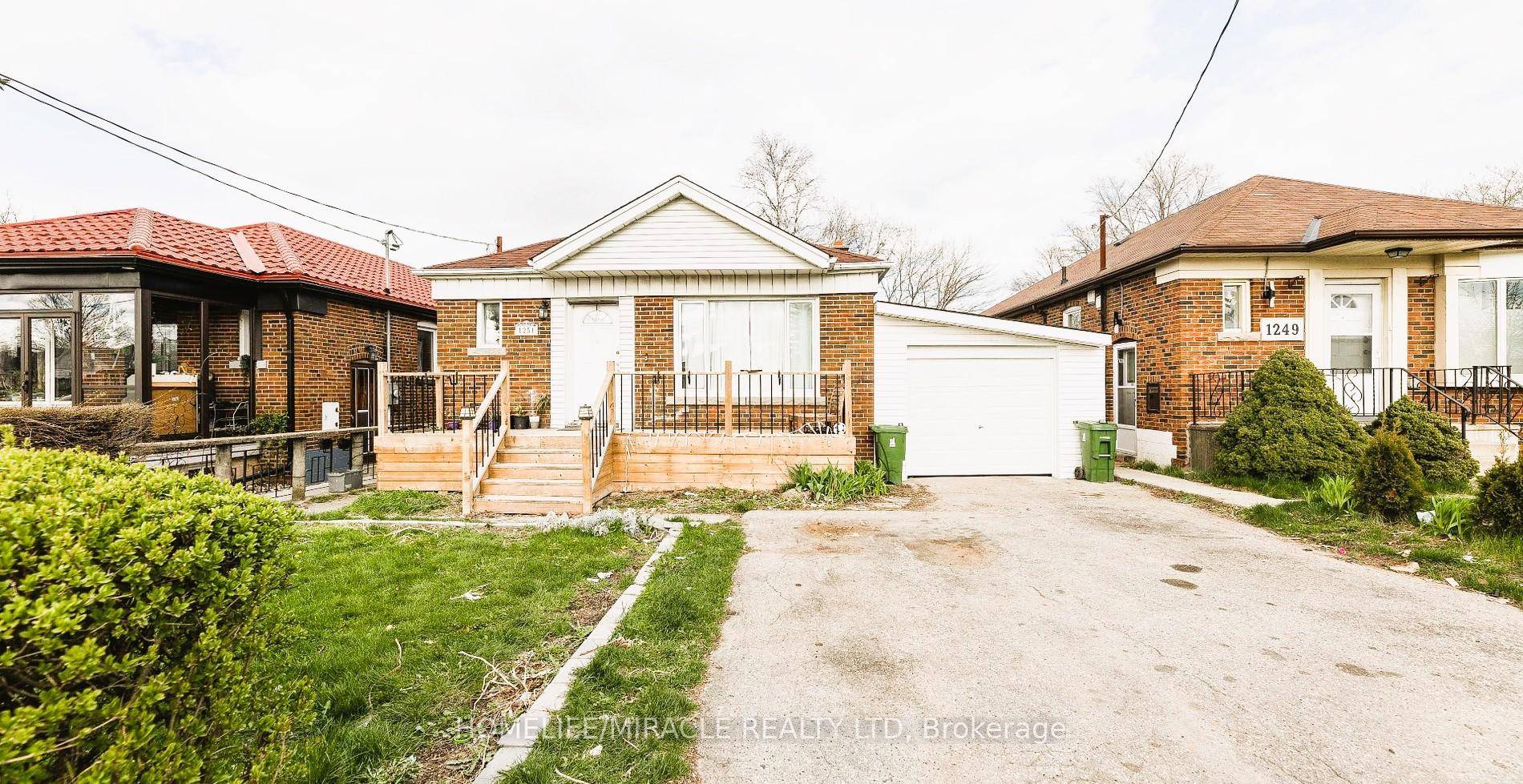 Bright amp ; Spacious 3 Bedroom Main Floor !