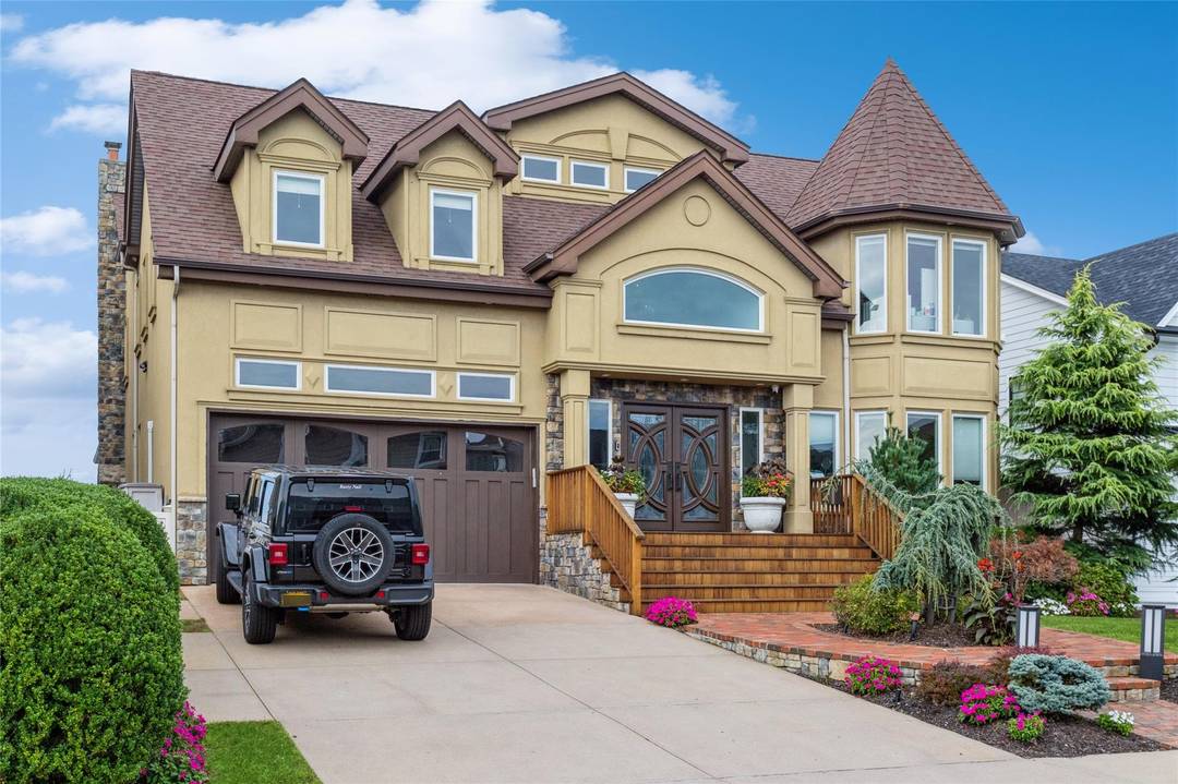 Spectacular Waterfront Luxury Estate in Lido Beach Nestled in one of Lido Beach s most prestigious enclaves, this extraordinary Bayfront estate redefines coastal luxury.