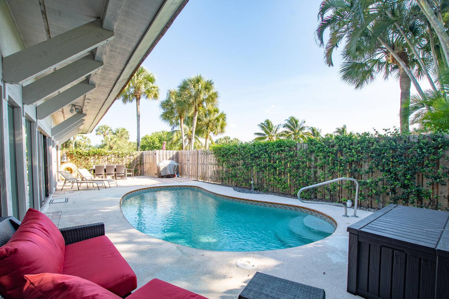 Luxurious Bungalow. Completely renovated.