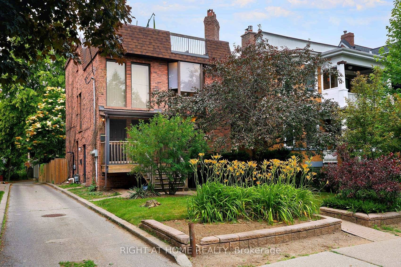 Located in the highly sought after High Park neighbourhood, a beautiful and spacious 2 Bedroom unit in a professionally managed Triplex.