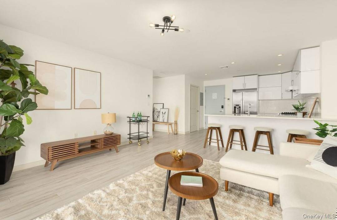 Amazing waterfront courtyard, spacious living area, modern interior design