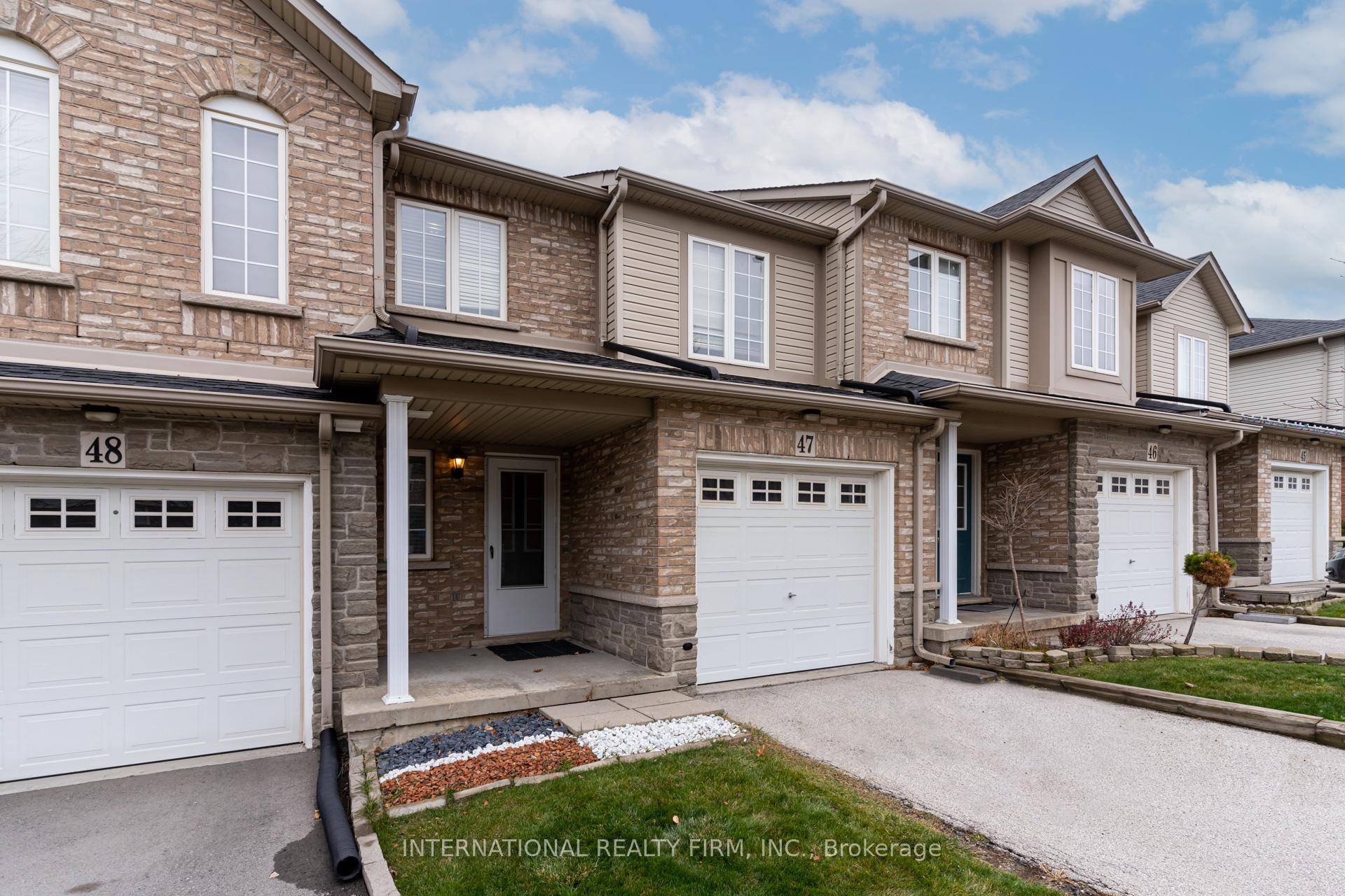 Beautiful 3 Bedroom townhouse in sought after 'Scenic South' West Mountain !