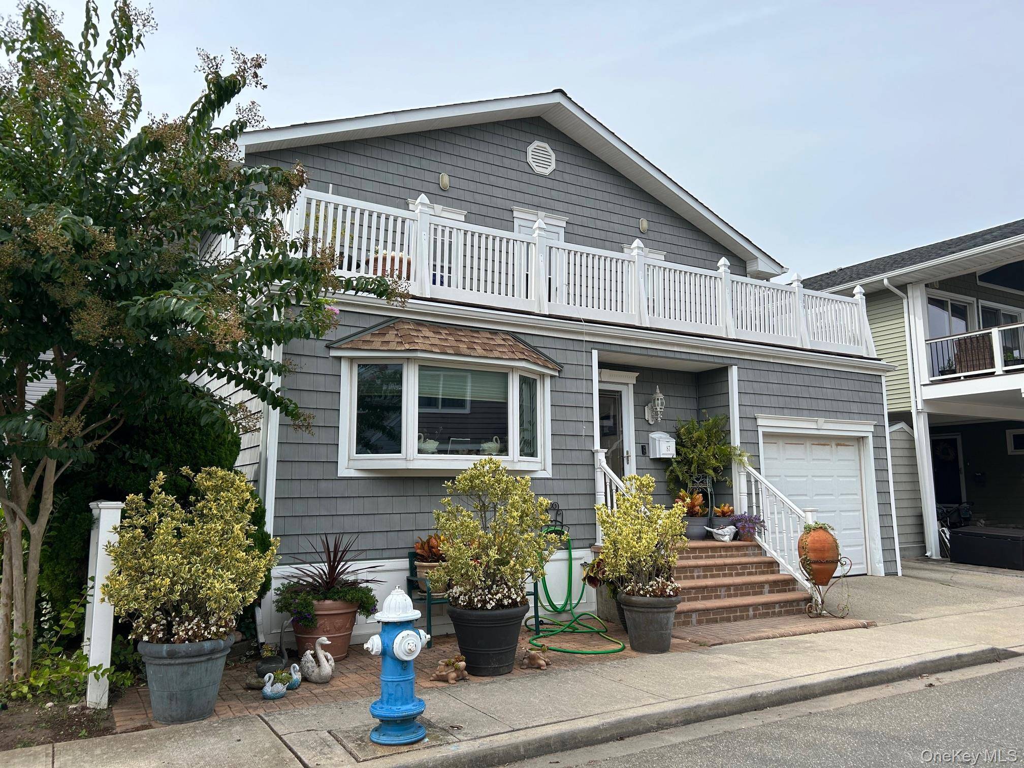 Long Beach A gem in excellent condition situated in the canals.