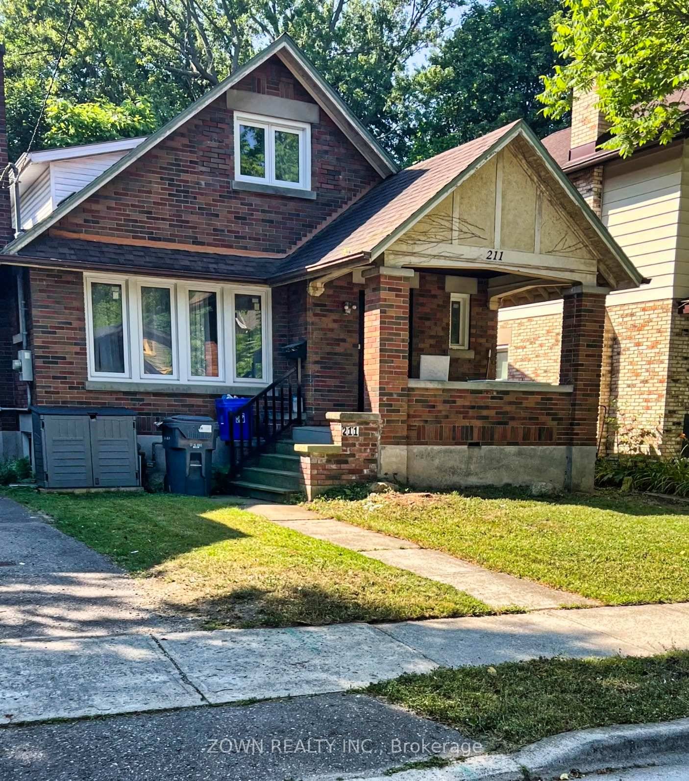 Attention Investors ! Licensed 6 bedroom rental.
