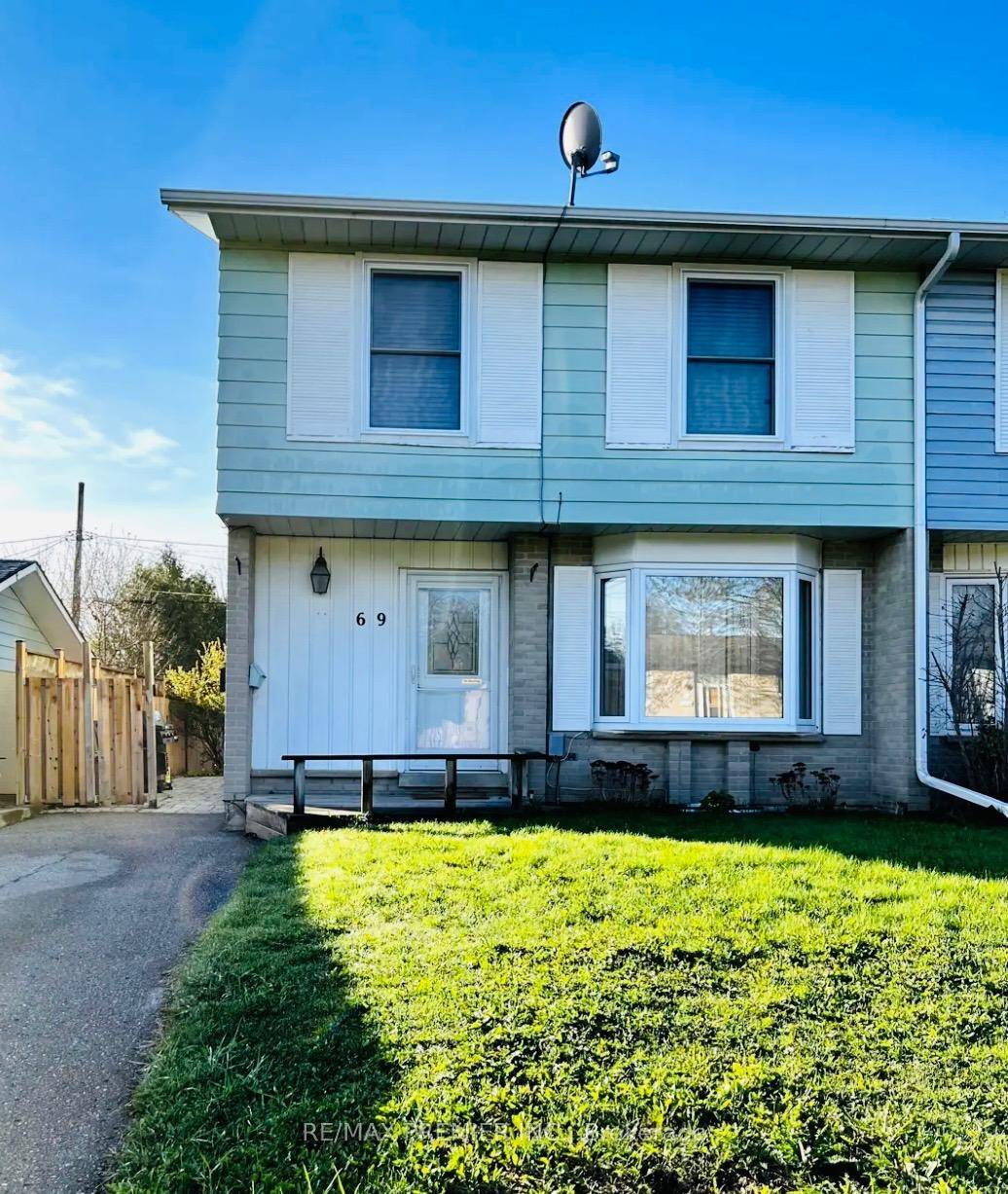 Come see this bright, spacious and updated 2 Storey 3 Bedroom Upper Unit Home !
