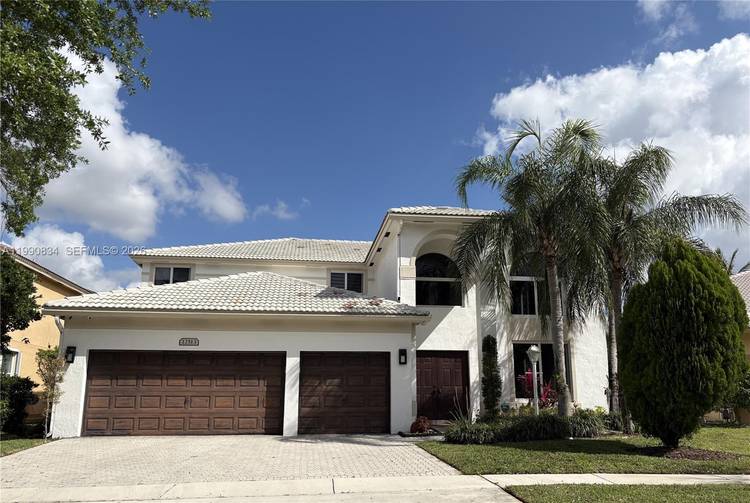 Welcome to this stunning modern lakefront Kingston model in the prestigious gated community of PEMBROKE FALLS !