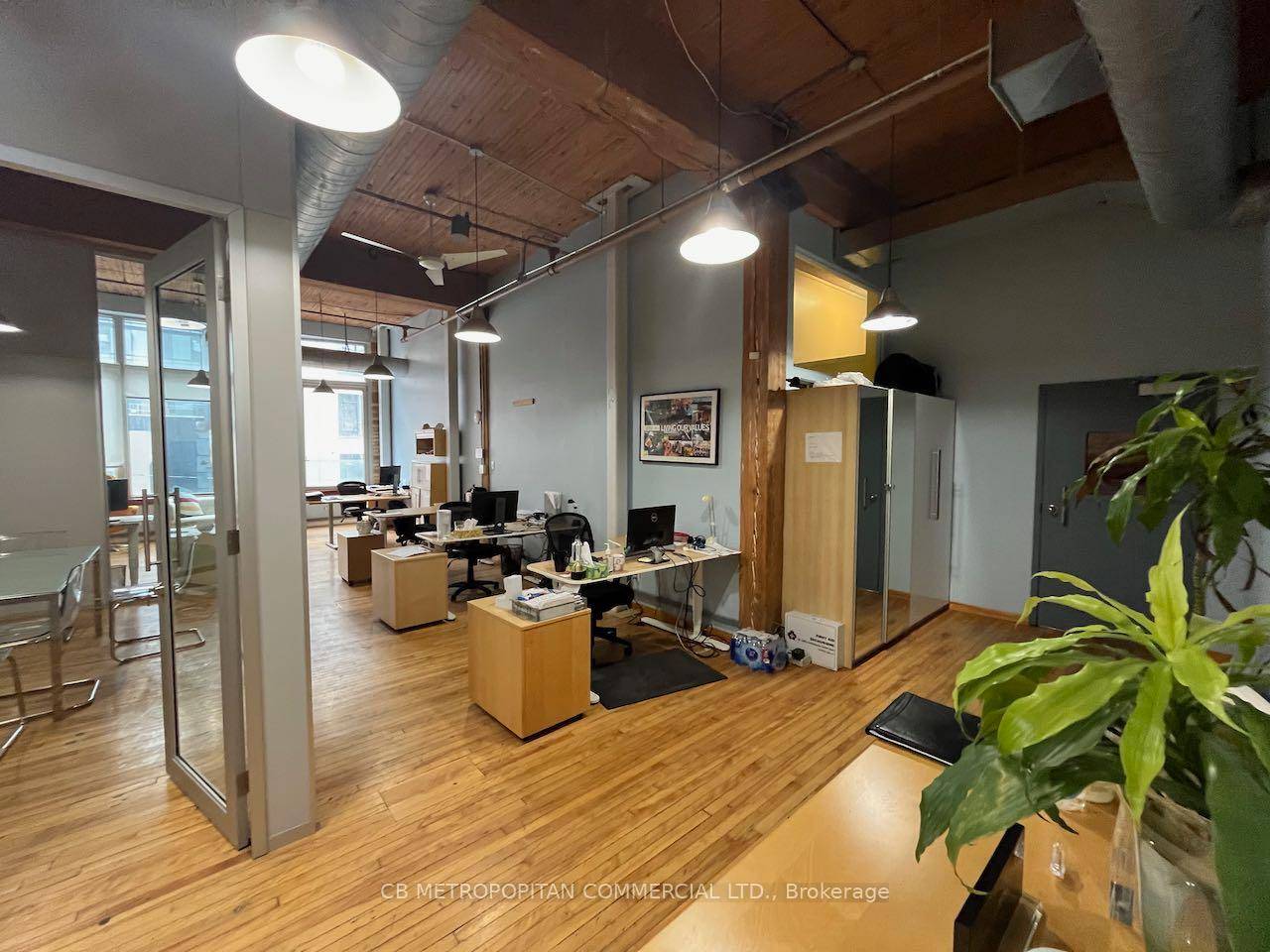 Gorgeous Brick amp ; Beam Character Office One City Block East Of Yonge St And Within A Short 400M Walk Of The Ttc Queen And King Subway Stations.