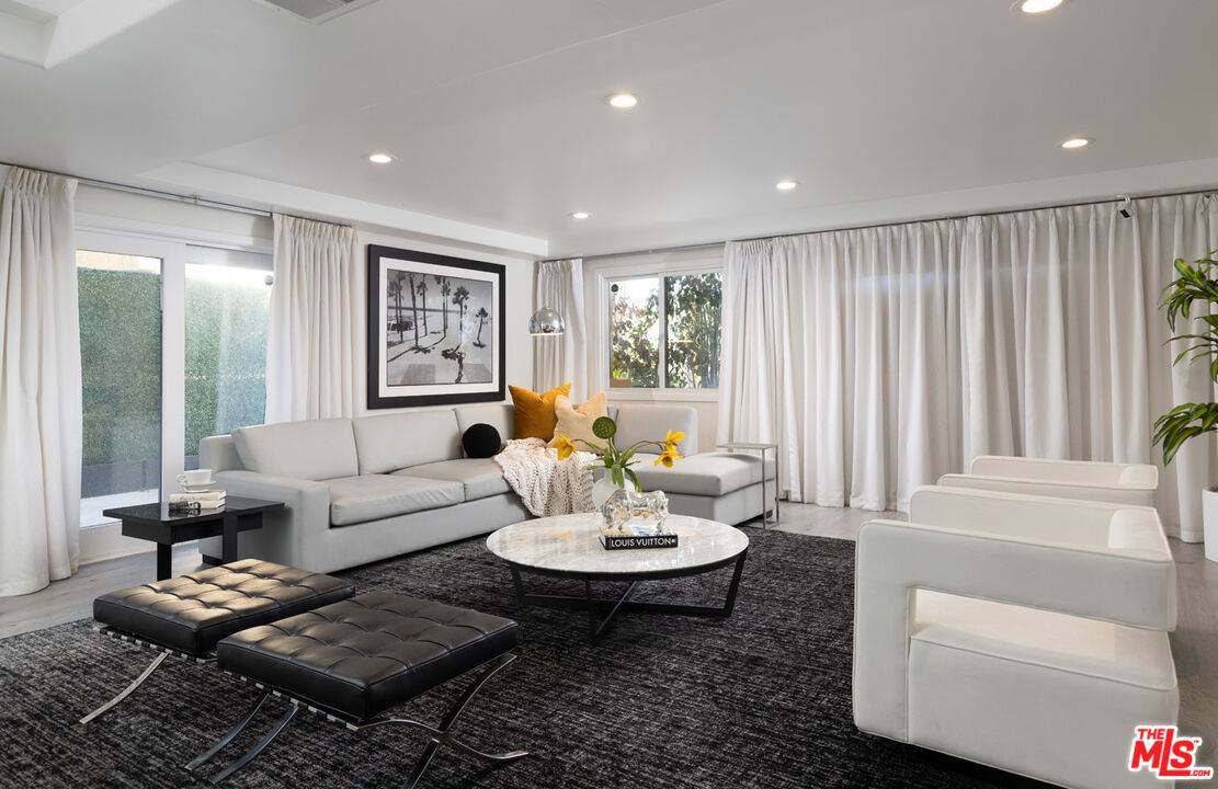 155 N Hamilton Dr 3BR Beverly Grove La