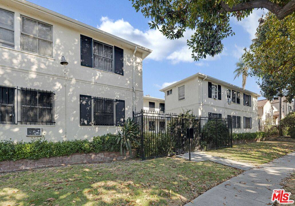 1200 S Citrus Ave La