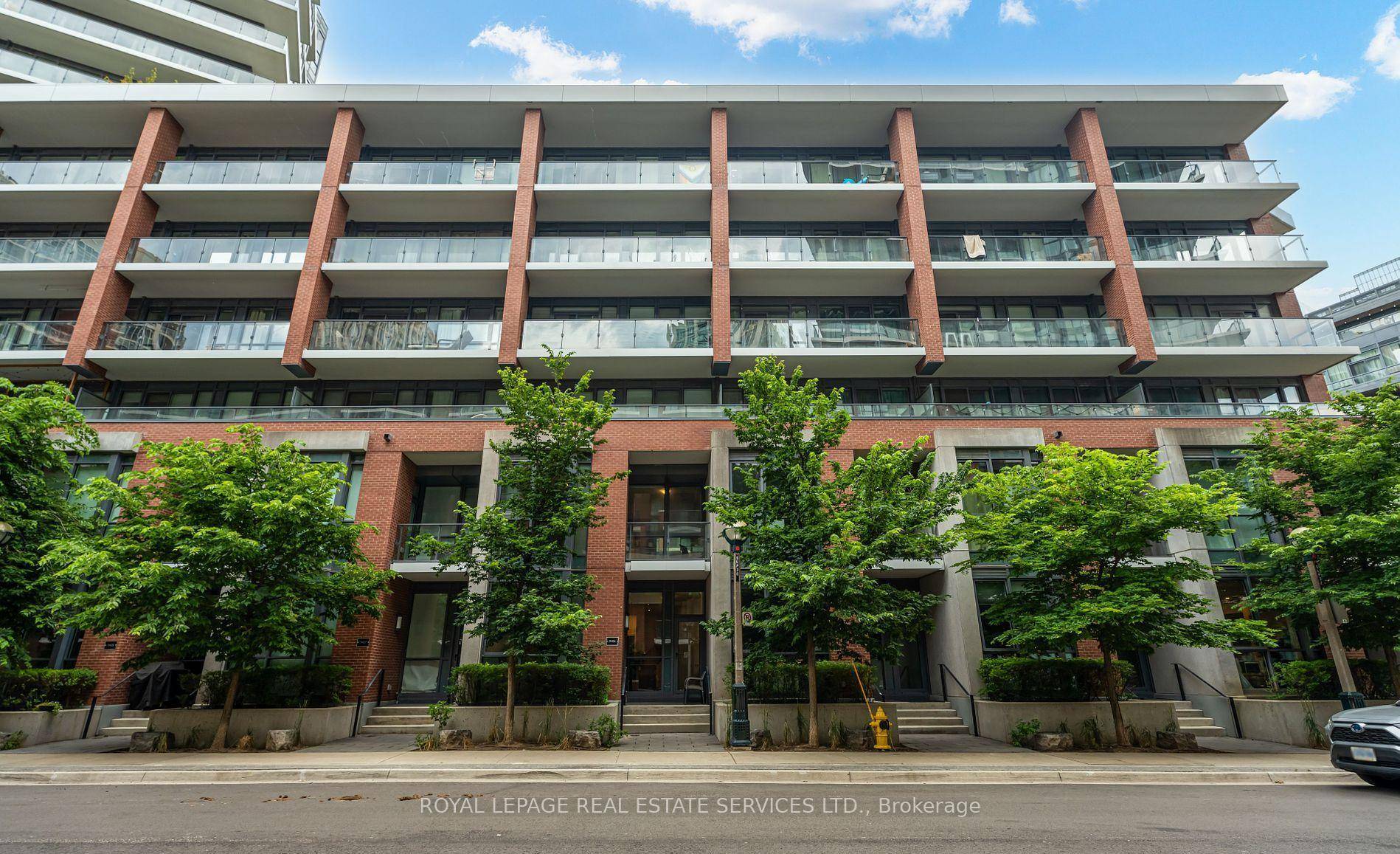 Beautiful south facing 2 storey townhouse with 10 ft ceilings.
