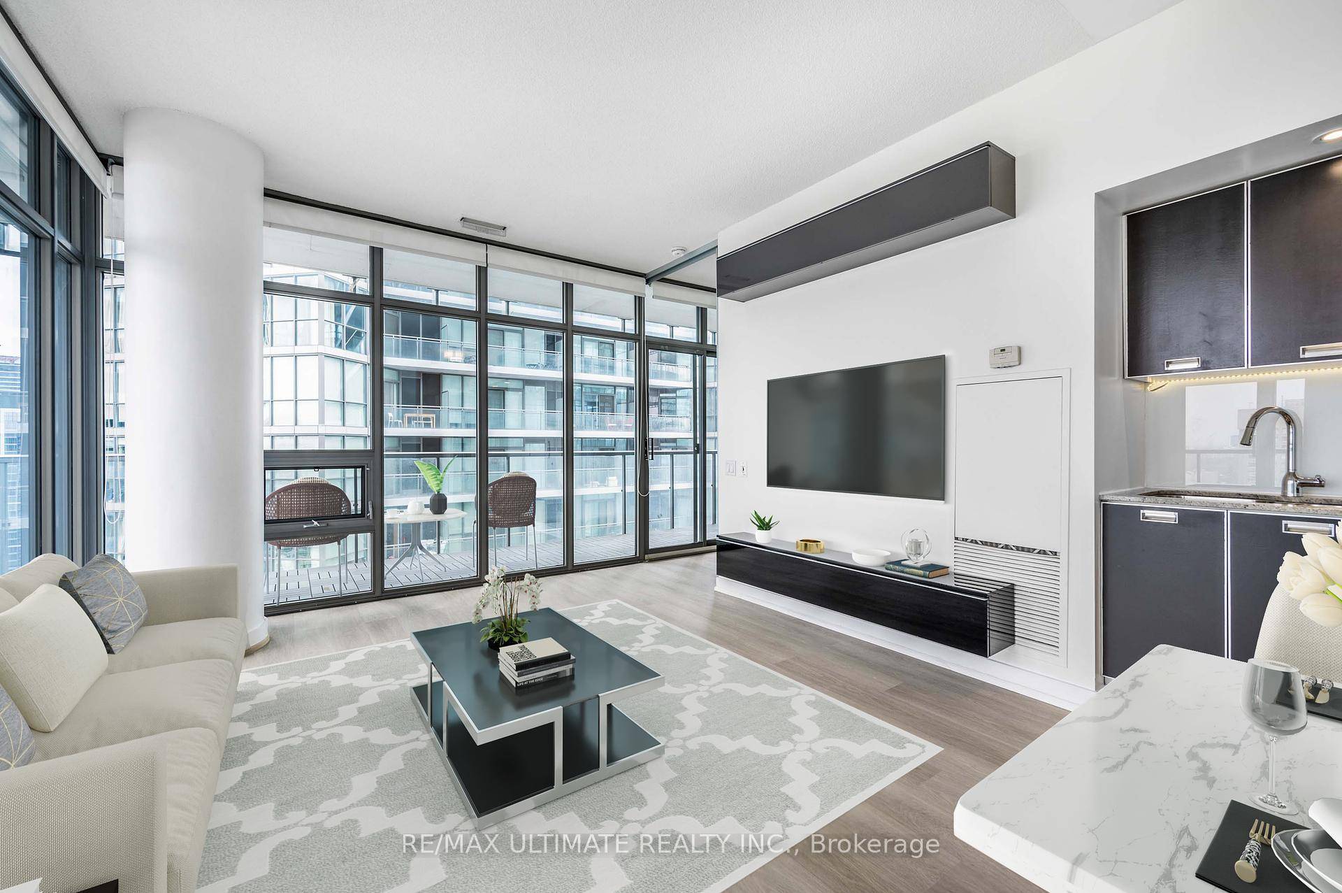 Exceptional Value in a Move In Ready Corner Unit !