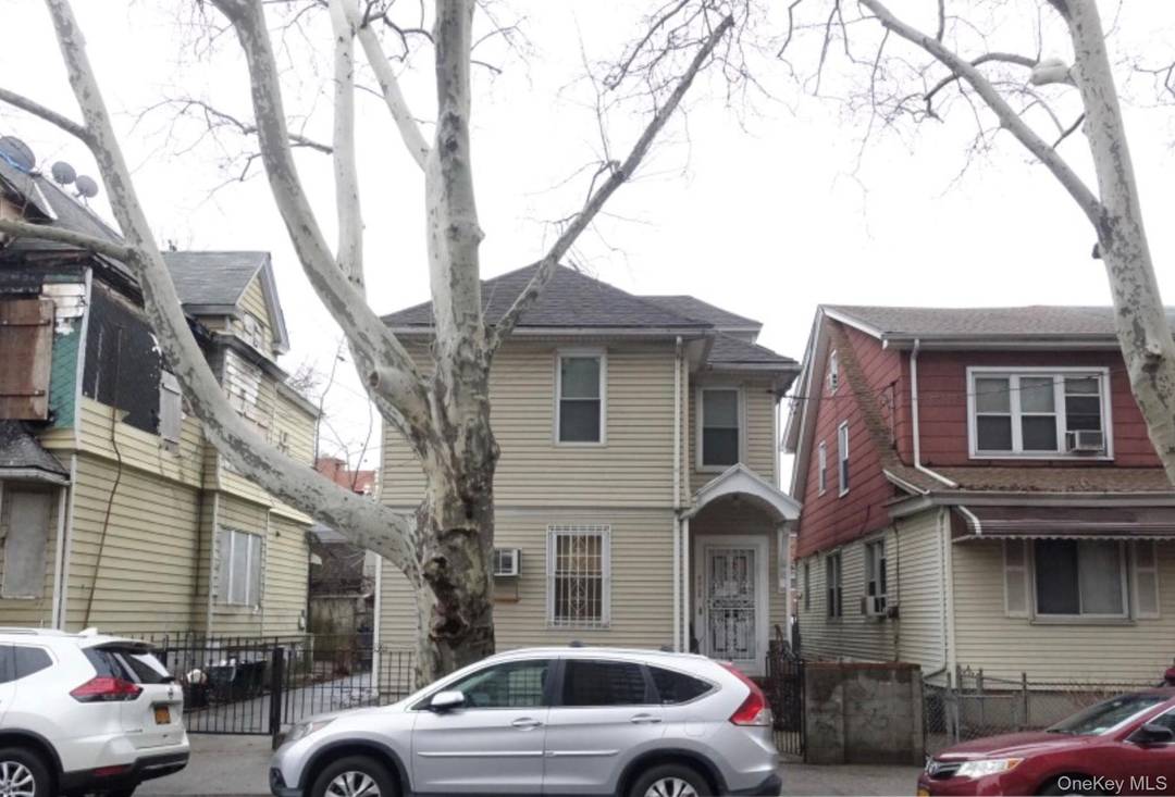 Huge lot 40 x 85 house, just half block from subway station.