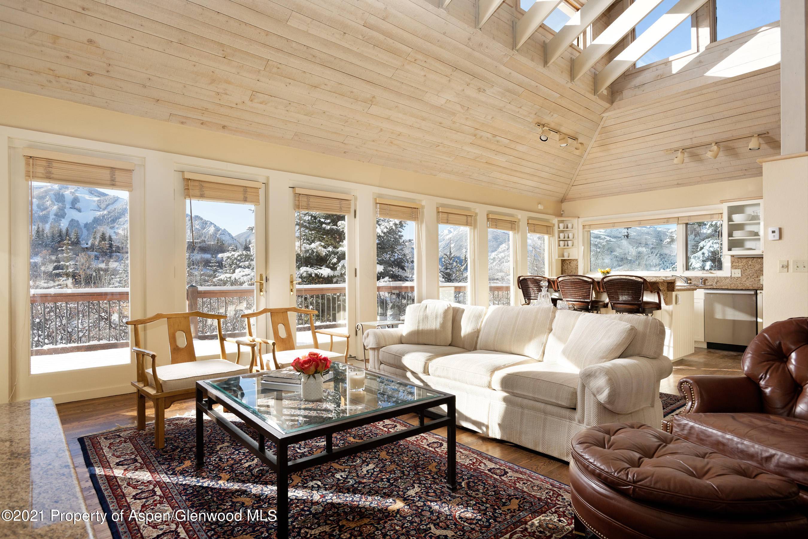 Perched on the Ridge of Red Mountain with views of all the ski areas, this 3 bedroom home is just a short drive to Aspen Mountain and all the amenities ...