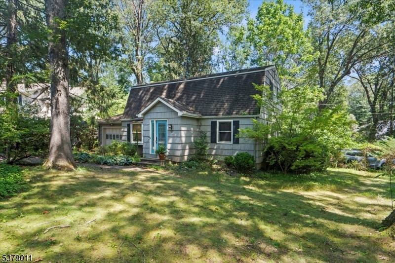 Welcome to an exceptional opportunity in the highly sought after Lake Arrowhead section of Mountain Lakes.