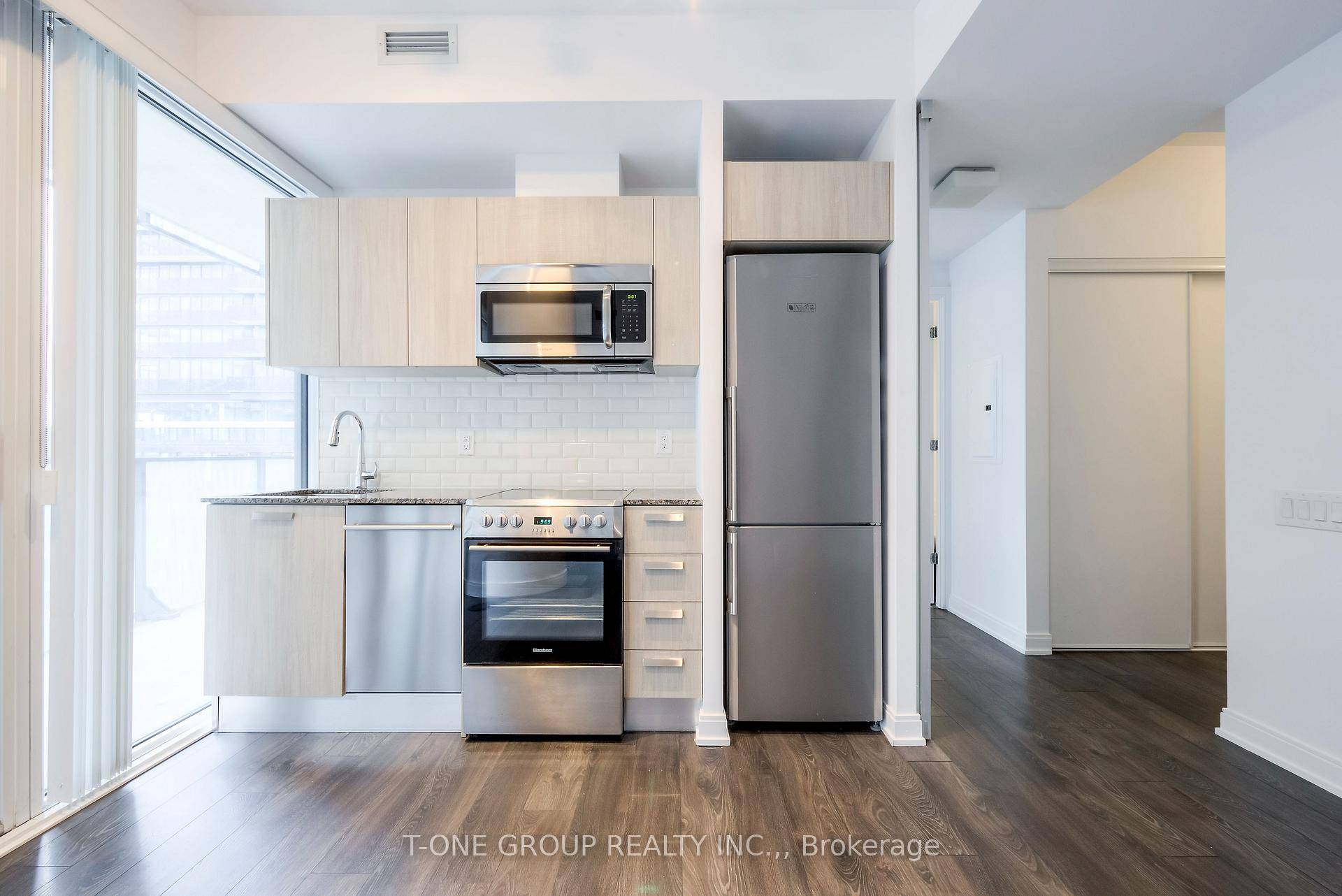 Gorgeous One Bedroom One Separate Den in the Heart of Yonge amp ; Bloor St !