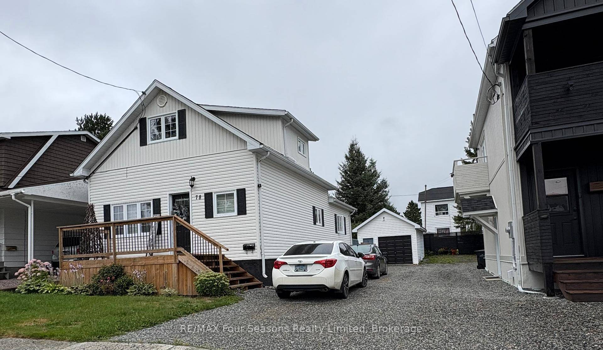 BEAUTY, WARMTH amp ; STYLE IN THE HEART OF KIRKLAND LAKE !