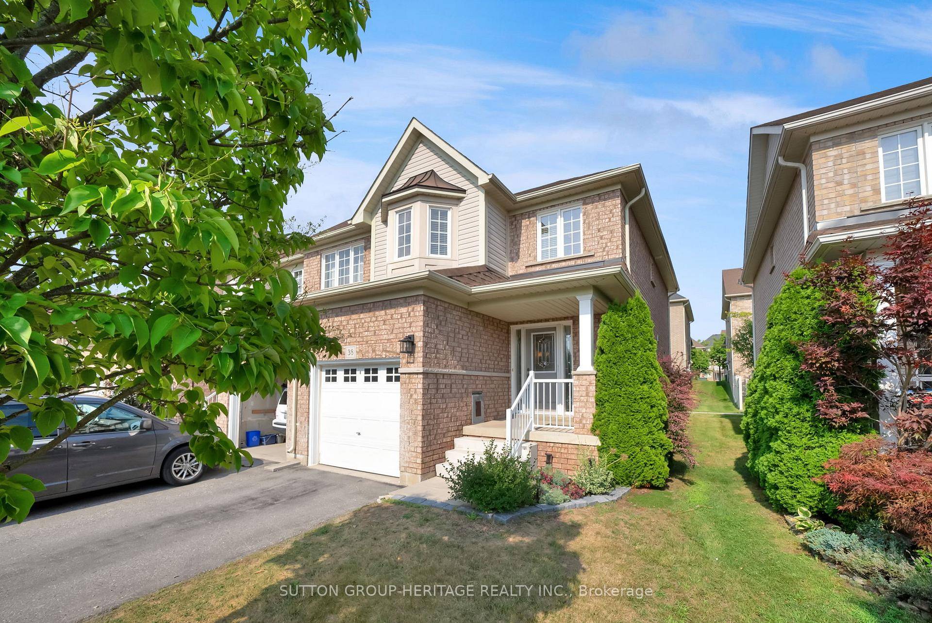 End Unit Townhome in North Oshawa !