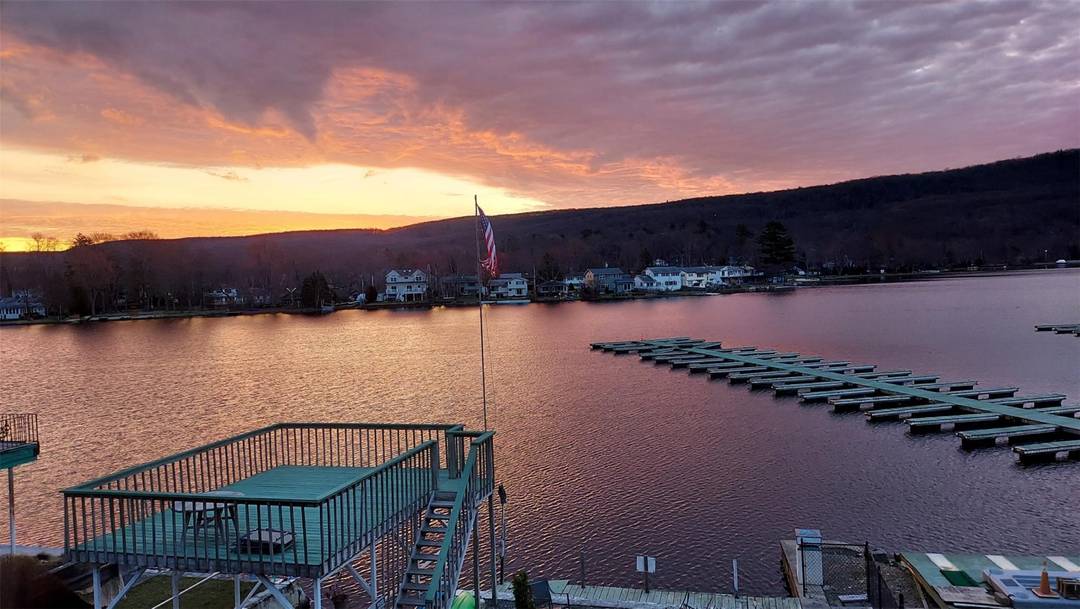 Live the lake life and generate rental income !