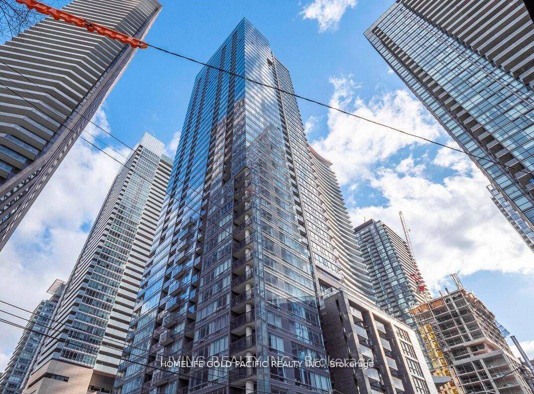 Modern Luxury Condo in the Heart of the Entertainment District.
