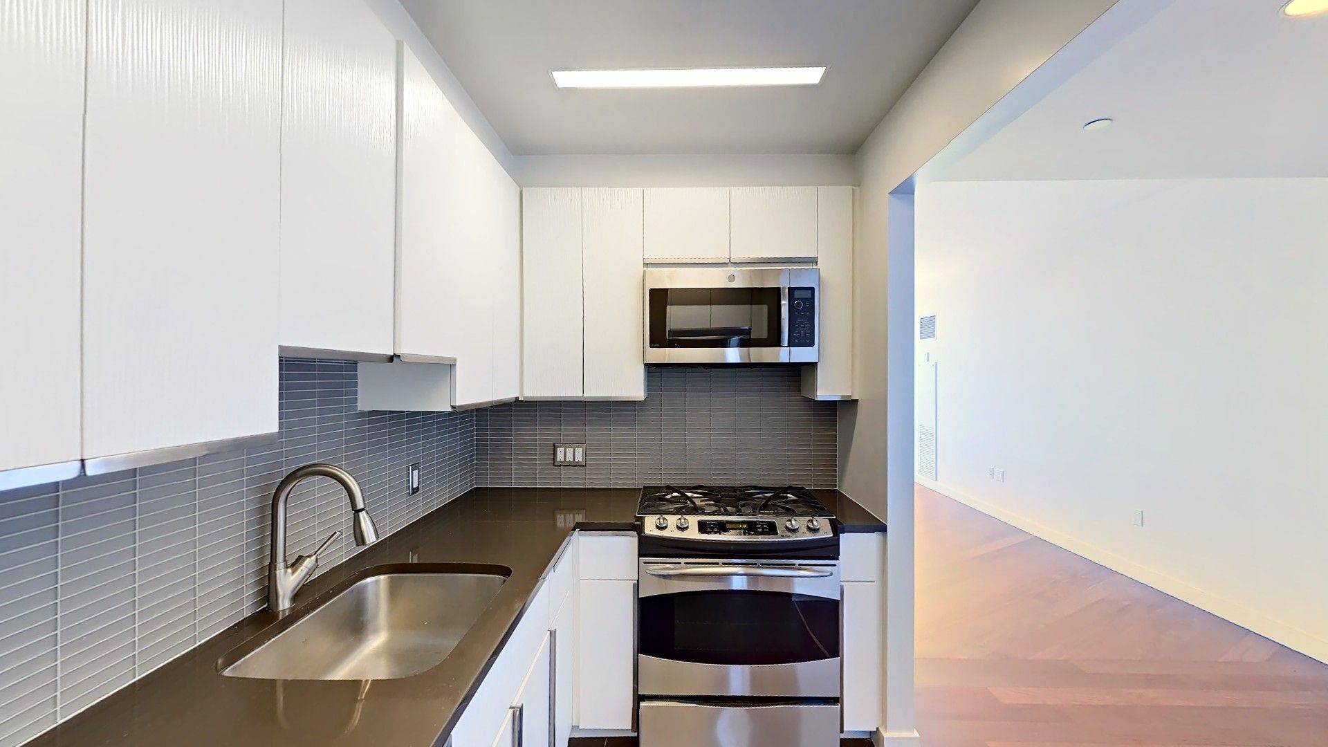 AIRE is an inspired, soaring, 43 story glass residential tower at the heart of the Upper West Side.