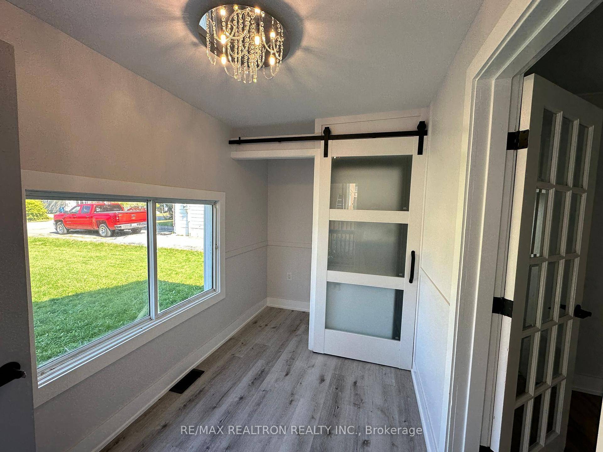 Entire Home for Rent ! Fully renovated detached bungalow in the heart of Keswick.