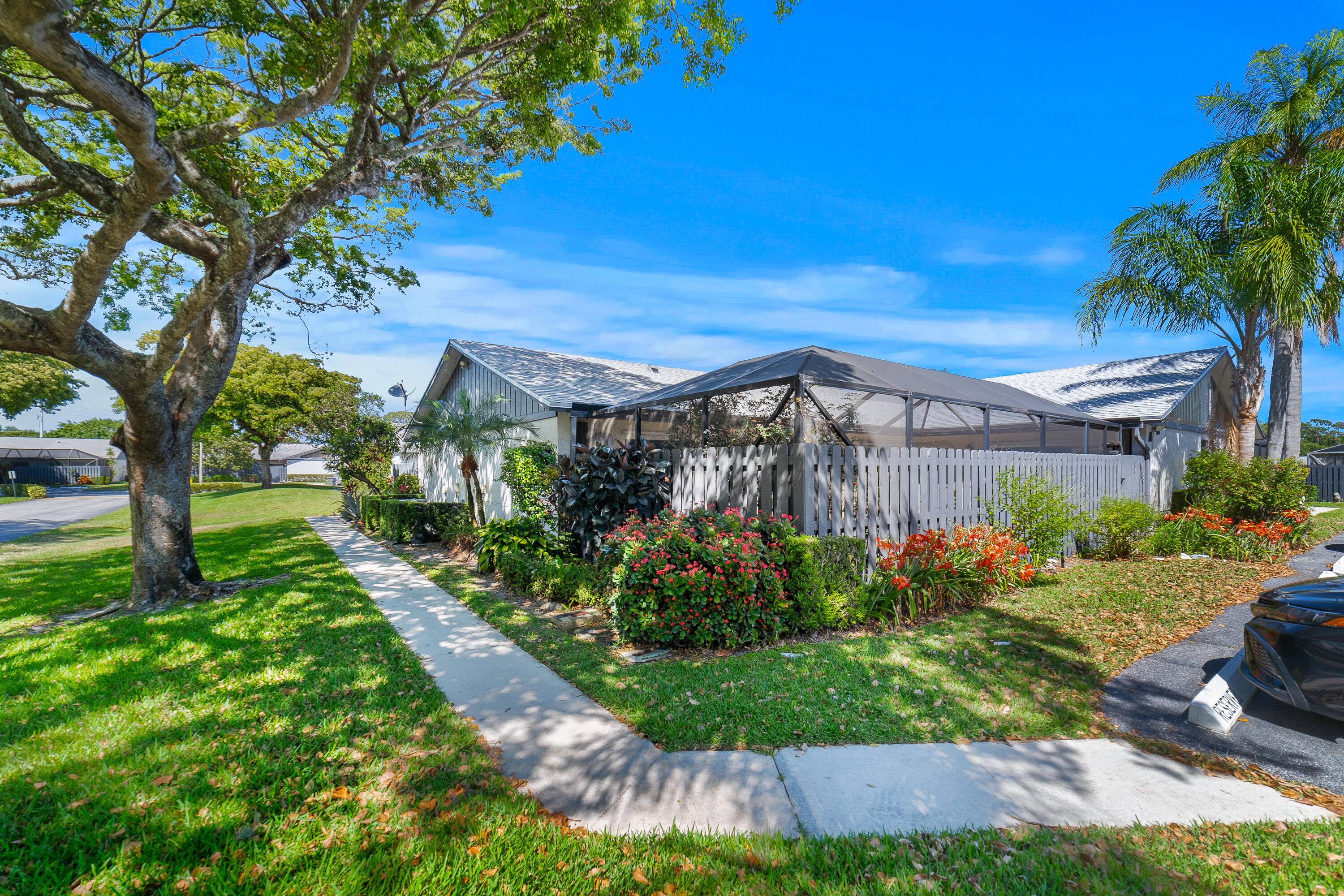 Discover this spacious, well maintained 3 bedroom, 2 bathroom villa in the sought after community of Summit Pines with a BRAND NEW ROOF 2025 !