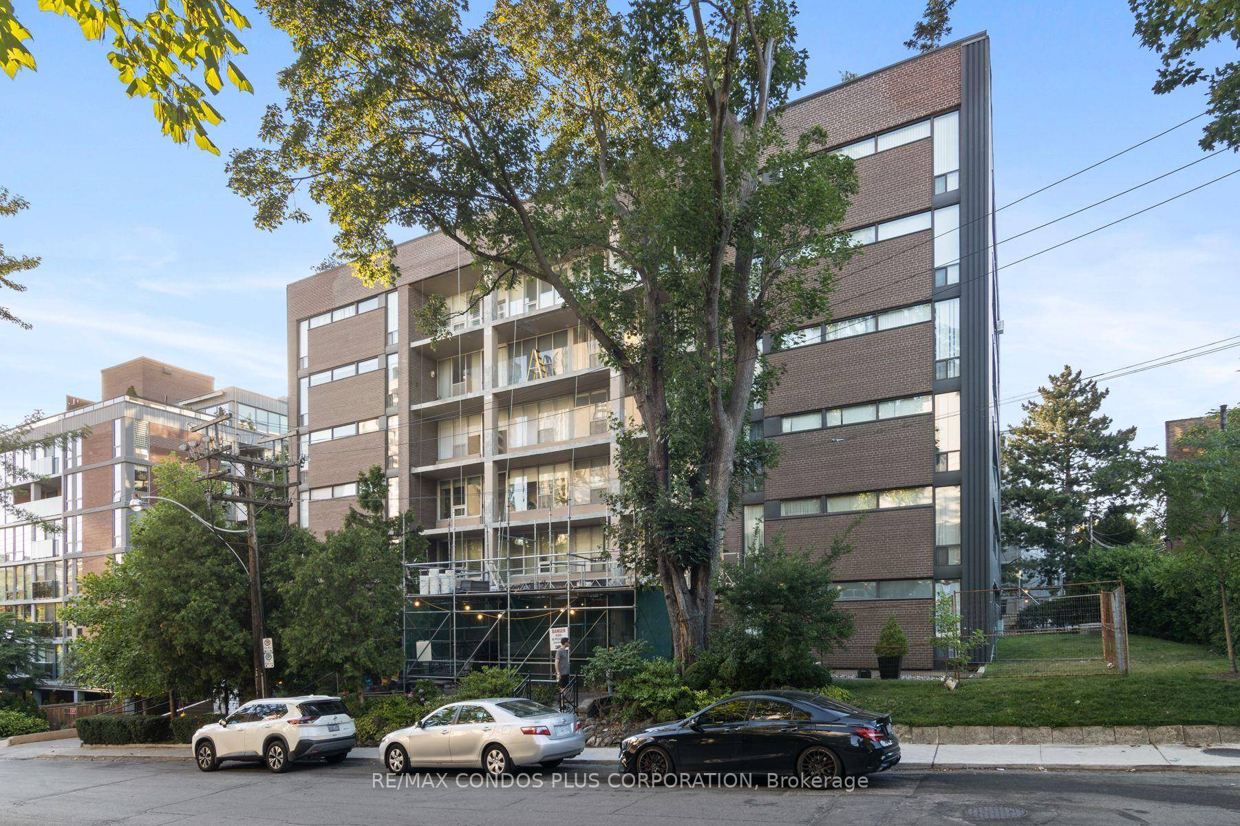 Bright amp ; Spacious Corner Suite In The Heart Of Unique Forest Hill Village !