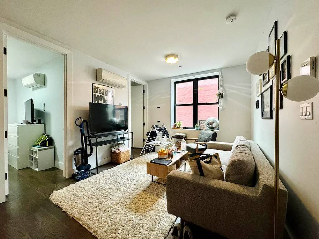 Modern 3 Bedroom Apartment with Exceptional Comfort and Convenience !