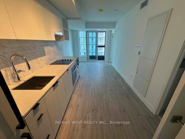 Experience upscale urban living in this bright and modern suite located in the heart of downtown Toronto.