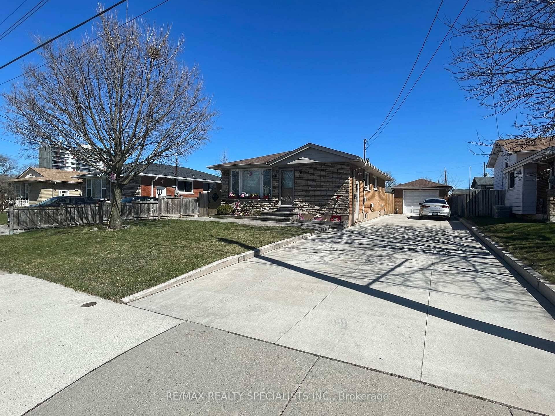 1 Bedroom Basement Apartment In Sought After neighbourhood.