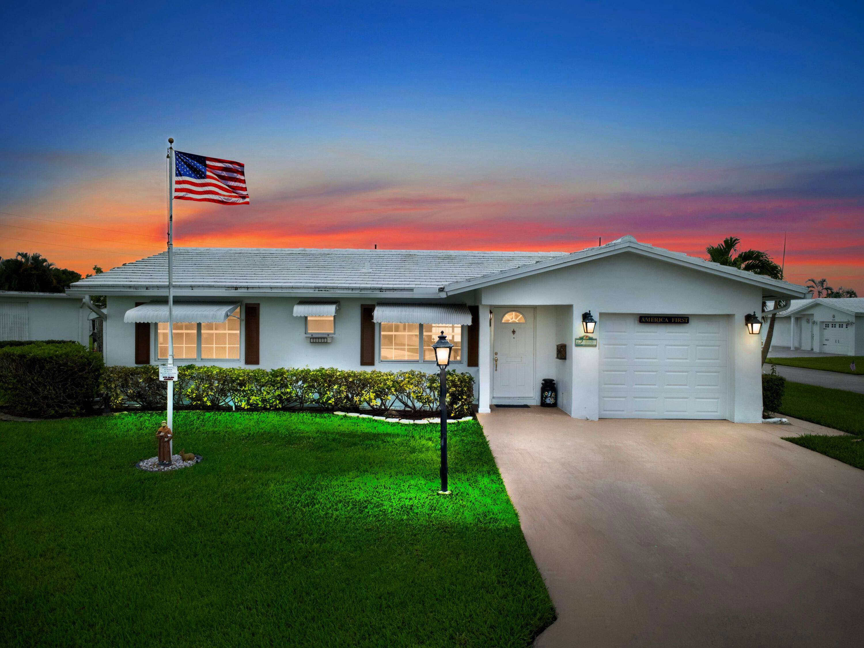 Location ! Beautiful Regis Model home on a large corner lot in a very quiet area of Leisureville.