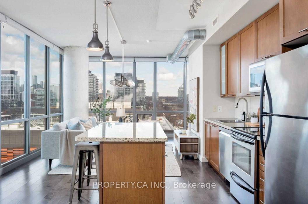 Stunning 2 Bed, 2 Bath unit is located in the heart of the Toronto's cobblestoned Distillery District steps to the fabulous coffee shops and restaurants, easy access to the TTC ...