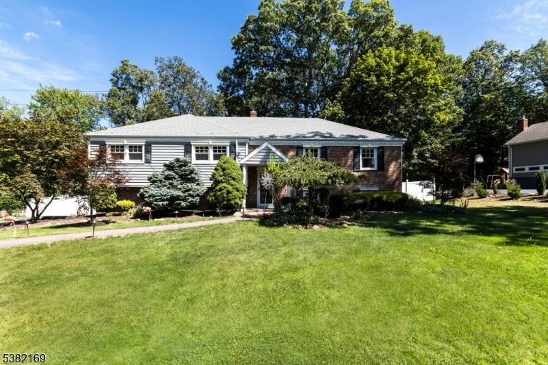 THE PERFECT RENTAL ! WELL MAINTAINED 4 Bed 2.