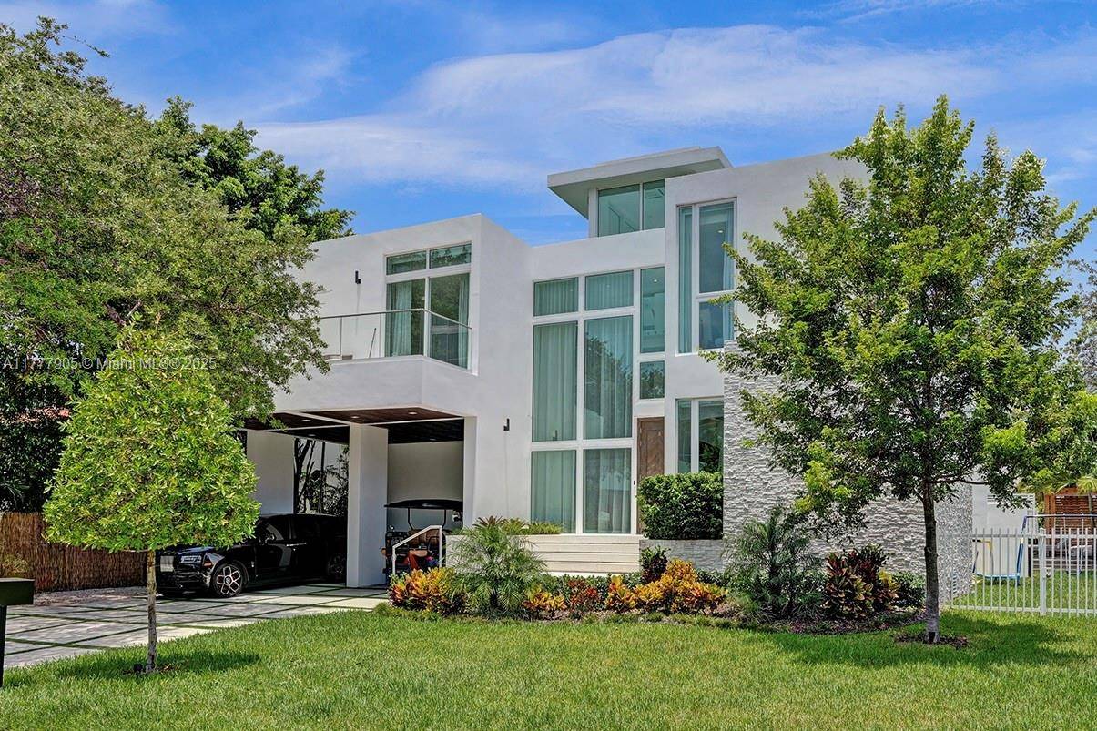 Luxurious coastal living in the exclusive island community of Key Biscayne, Miami.